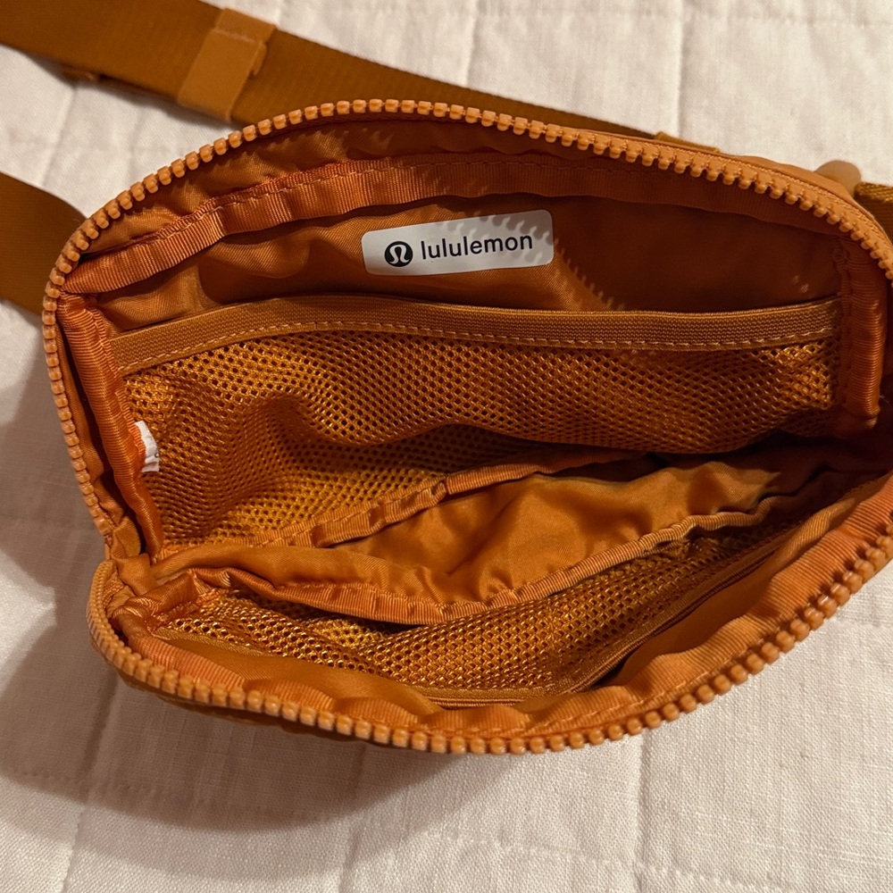 Lululemon Everywhere 1L crossbody bag - Picture 4 of 4